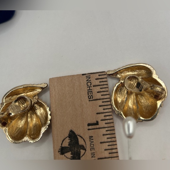 Monet Vintage 10k Gold Textured Shell Clip On Earrings - Picture 11 of 13